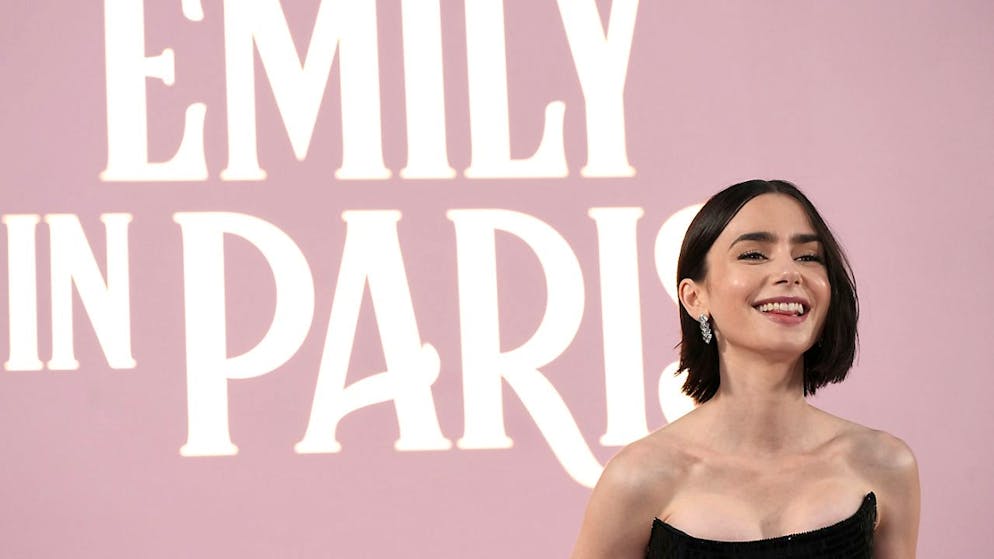 Lily Collins bei der Premiere der vierten Staffel «Emily in Paris». Dass die fünfte Staffel statt in der französischen Hauptstadt in Rom stattfindet, wird als Gefahr für den Pariser Tourismus gewertet.