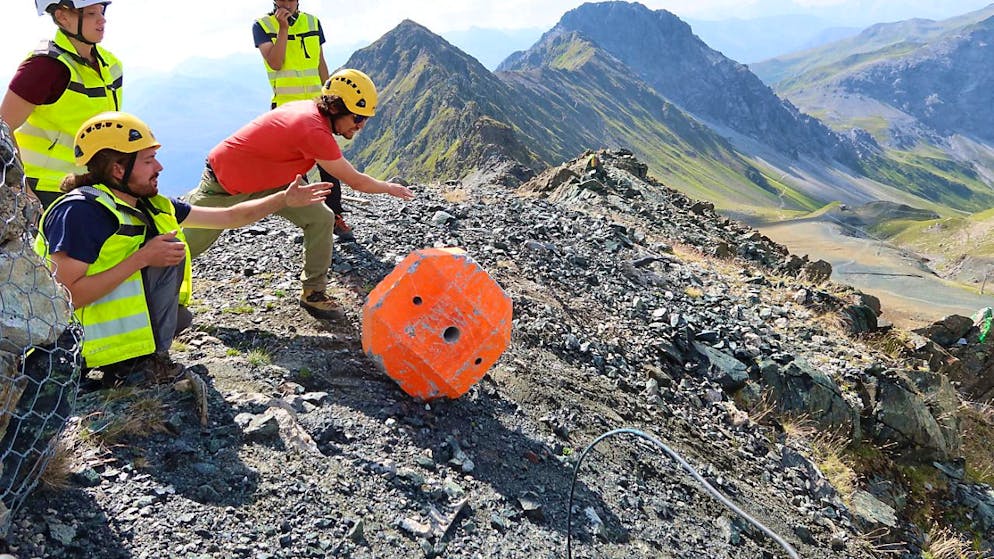 Au total, les chercheurs ont poussé 30 blocs de béton en bas de la pente.