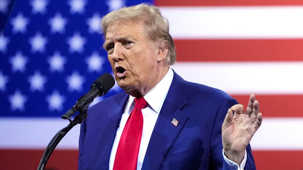 Ein grosser Teil des Vermögens von Donald Trump besteht aus Aktien seines Medienkonzerns. Doch die verlieren immer mehr an Wert: Der Kurs sackte zuletzt dramatisch ab.