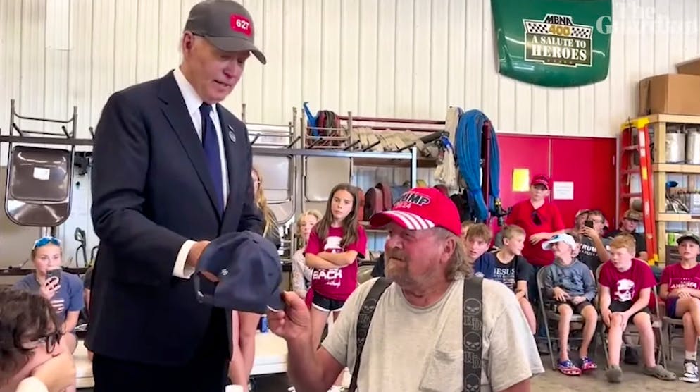 Lockere Atmosphäre in Pennsylvania: Biden preist sein Cap als Tauschobjekt an.