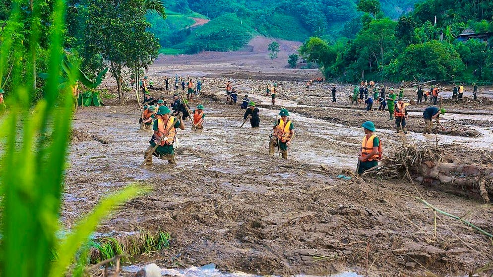 Rescue workers search for missing persons after typhoon "Yagi". Photo: Duong Van Giang/VNA/AP/dpa