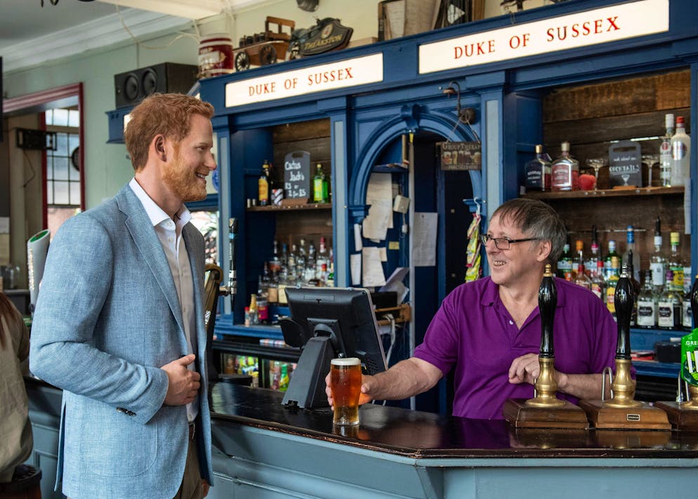 Une statue de cire du prince Harry a été installée au pub « Duke of Sussex » à Peckham pour marquer son 40e anniversaire. Certains clients ont dû regarder à deux fois pour réaliser qu'il s'agissait d'une statue et non du prince Harry.