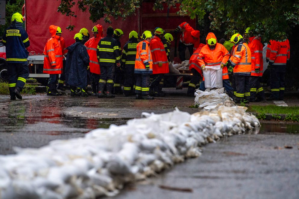 Feuerwehrleute arbeiten mit Sandsäcken an einer Hochwassersperre. Tschechien rechnet mit starken Regenfällen in kurzer Zeit, die zu Hochwasser und Überschwemmungen führen könnten.