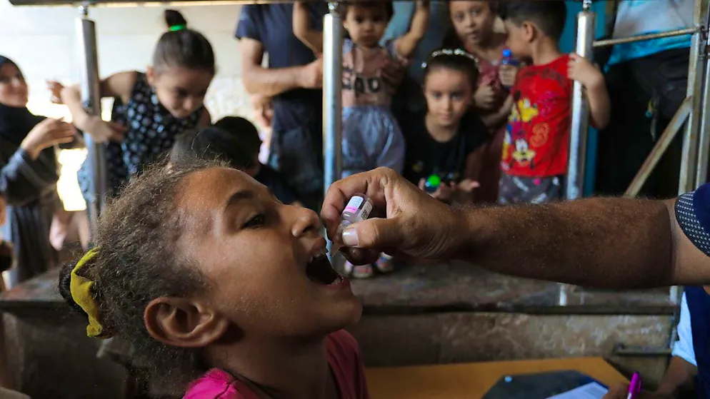 Polio vaccination in the health center of Deir al-Balah. Photo: Abed Rahim Khatib/dpa