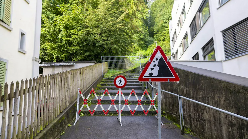 La masse rocheuse risque de faire des dégâts "énormes" si elle s'effondre sur quatre bâtiments menacés et sur la ligne ferroviaire.