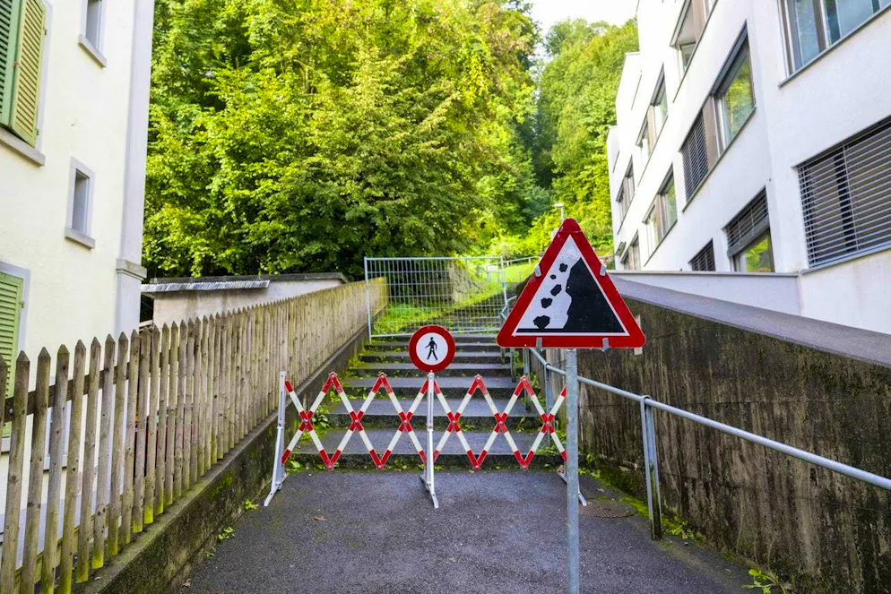 The Guetschtreppe is closed due to the risk of rockfall.