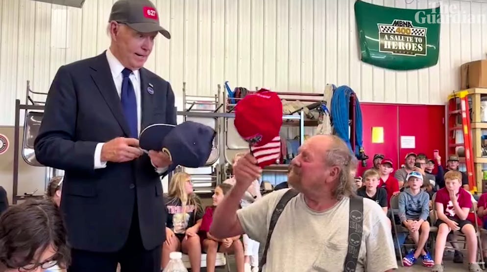 «Ich brauche diesen Hut»: Biden macht es wie einst Arnold Schwarzenegger in «Terminator 2».