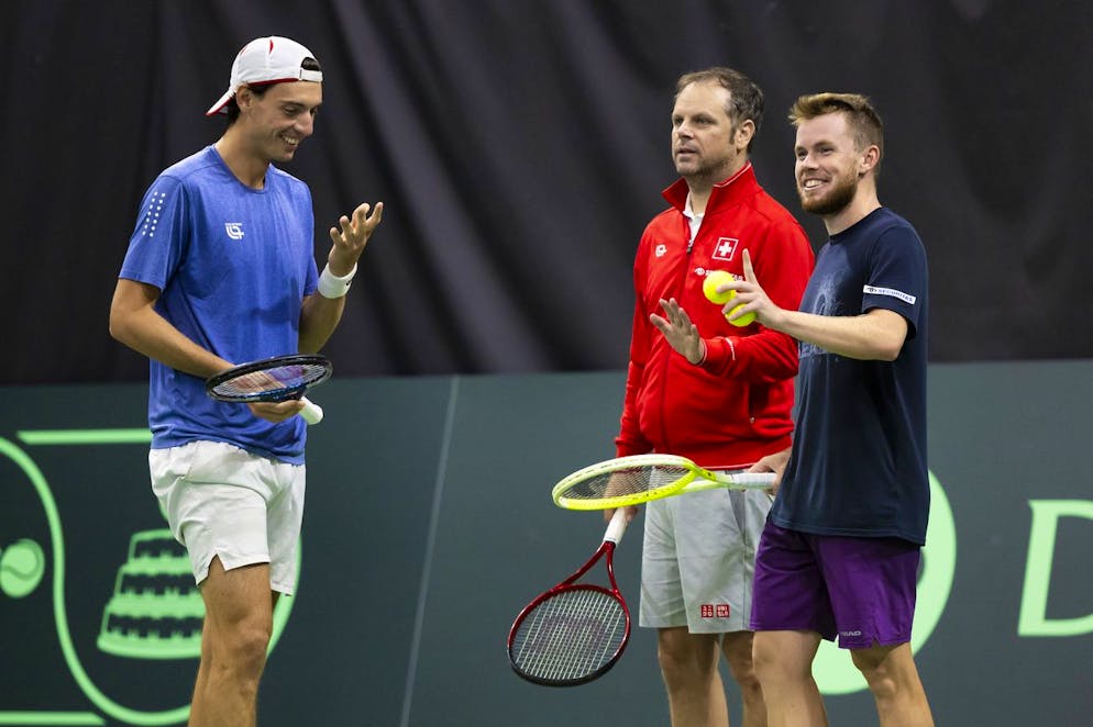 Marc-Andrea Huesler (sinistra) con il capitano Severin Luethi (centro) e il ticinese Remy Bertola, in allenamento per la sfida di Coppa Davis contro il Perù. 