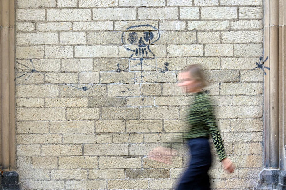 Ein Bild von Harald Naegeli ist von Reinigungskräften schwer beschädigt worden.