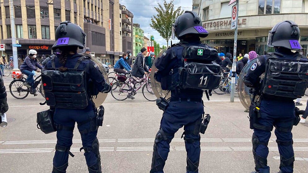 Rund um den Marsch fürs Läbe fahren immer wieder Velofahrende vorbei - eenige von ihnen kommen auch dem Zug in de Quere.