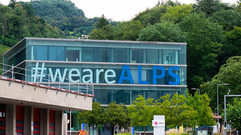 Guy Parmelin inaugure un des plus puissants ordinateurs au monde - Gallery. Le superordinateur est hébergé au Centre suisse de calculs scientifiques (CSCS) à Lugano.
