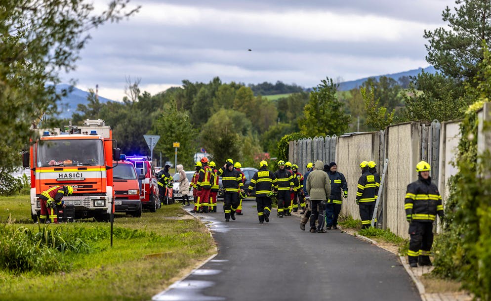 Feuerwehrleute bauen am 14. September 2024 bei heftigen Regenfällen in Kresice, Region Leitmeritz, Tschechische Republik, mobile Hochwasserbarrieren.