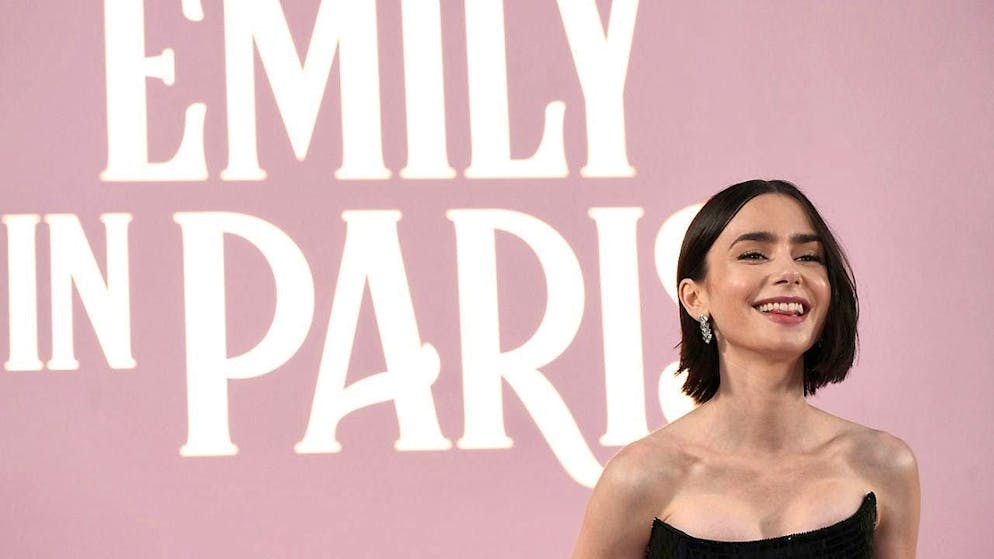 L'attrice britannica Lily Collins alla prima della quarta stagione di «Emily in Paris».