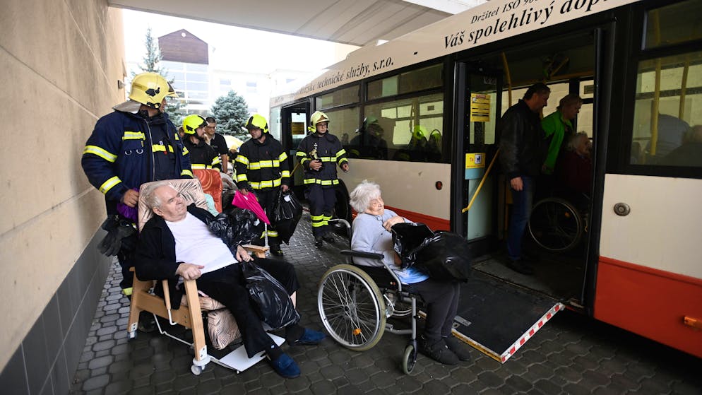 Evakuierung der Senioren eines Seniorenheims aufgrund des überschwemmten Flusses Kotojedka in Kromeriz-Vazany, Tschechische Republik, am 14. September 2024.