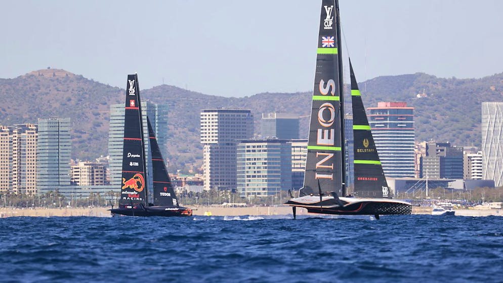 Alinghi Red Bull Racing fährt the British competitors in the semi-final duel behind her