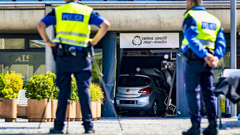 Invece di parcheggiare, un'automobilista di 80 anni è piombata nel centro sportivo di Thônex, vicino a Ginevra, ferendo quattro bambini, due dei quali in modo «molto grave», secondo la Procura. 
