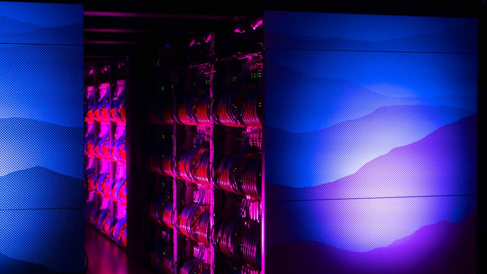 Guy Parmelin inaugure un des plus puissants ordinateurs au monde - Gallery. Il faudrait 40'000 ans à un laptop du commerce pour effectuer les opérations qu'Alps est capable d'effectuer en une journée.