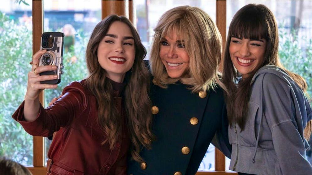 Da sinistra a destra: Lily Collins, Brigitte Macron e Thalia Besson in «Emily in Paris».