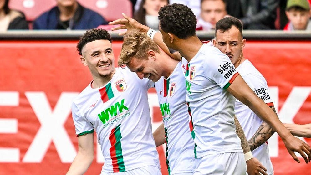 3:1 against newly promoted St. Pauli: Ruben Vargas (left) and FC Augsburg win for the first time in the still young Bundesliga season