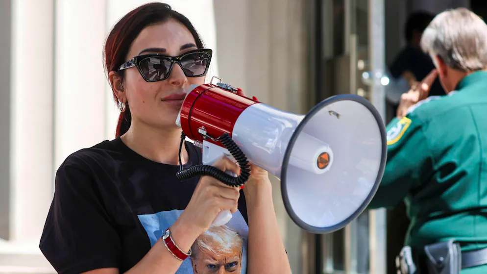 Rassismus und Verschwörungstheorien. Wer ist die Frau neben Trump?