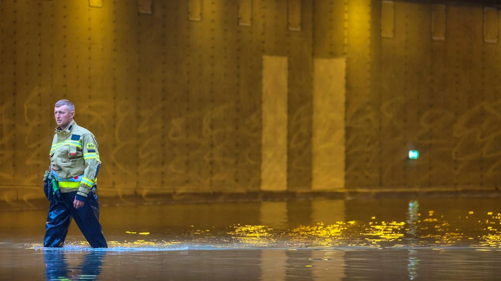 A Polish firefighter wades through water. Flooding is expected in Poland in the coming days due to persistent rain. (archive picture)