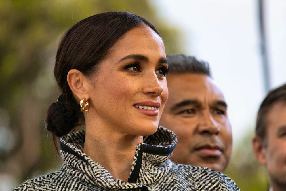 Meghan Markle è una «dittatrice con i tacchi alti»? Almeno questo è ciò che dicono le persone vicine ai Sussex a The Hollywood Reporter.