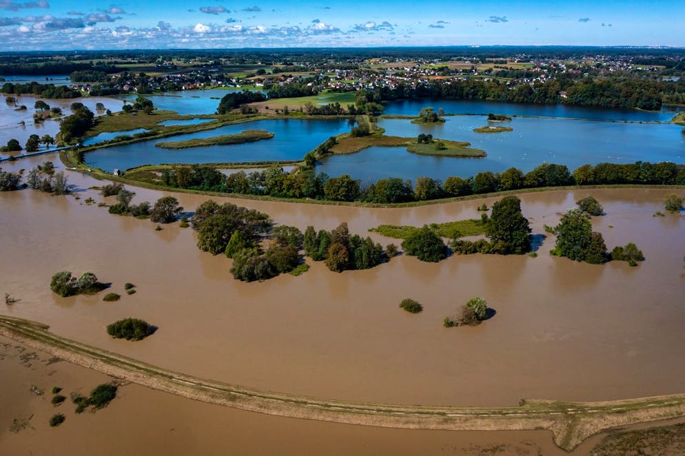 Une photo aérienne prise avec un drone montre le village inondé de Jawiszowice, dans le sud de la Pologne, le 15 septembre 2024.