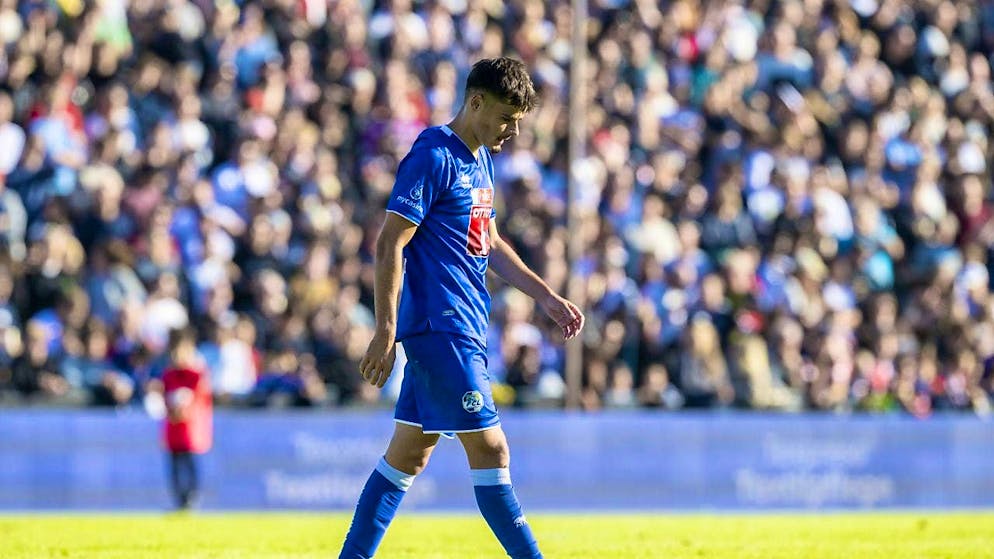 Stomping off the pitch after receiving his second yellow card: Lucerne's Donat Rrudhani is the tragic figure at Aarau's Brügglifeld, his counterpart in Schaffhausen is Jérémy Guillemenot