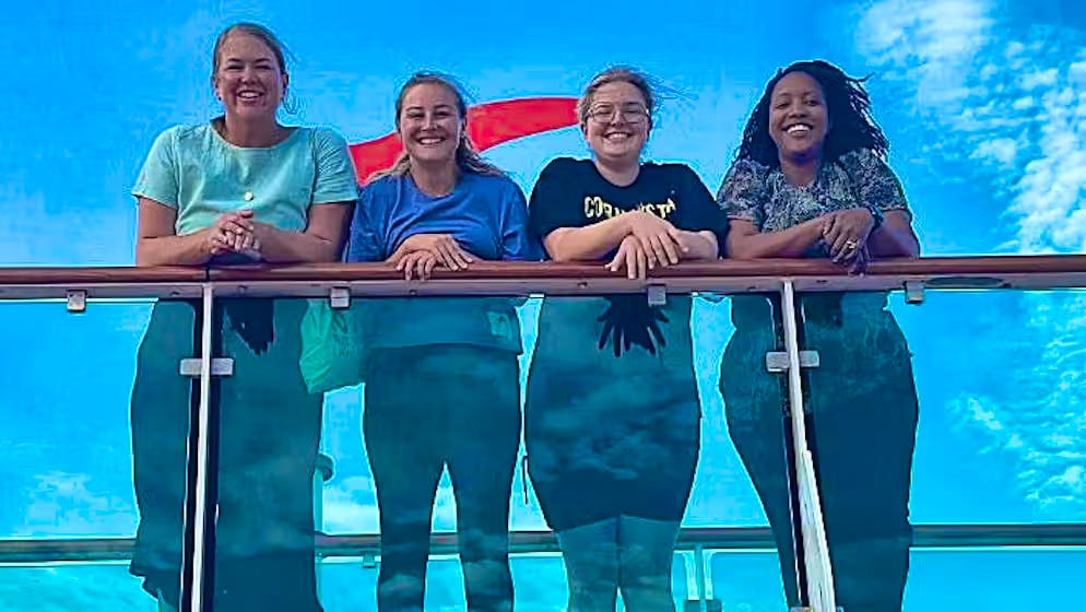 Quattro passeggeri della «Serenade of the Seas», tra cui Angie Linderman (a sinistra) e Little Rat Brain (seconda da destra).