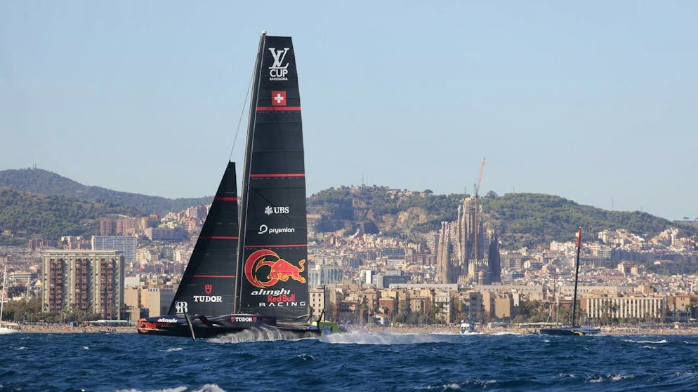 Alinghi a su rester sur ses foils, contrairement à Britannia.