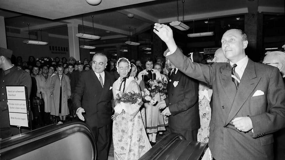 Das Jelmoli-Warenhaus in Zürich machte das Feilschen überflüssig - Gallery. Im Oktober 1952 nahm das Warenhaus eine für damalige Verhältnisse hochmoderne Rolltreppe in Betrieb. (Archivbild)
