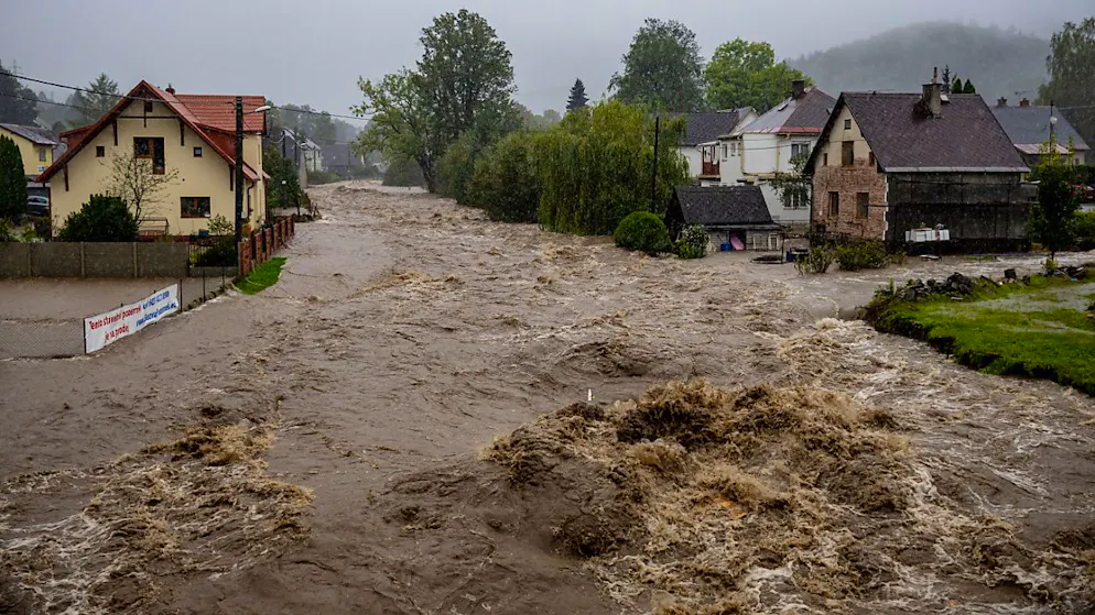 La tempête a provoqué partout des coupures massives d'électricité, des ruptures du réseau de transport et des évacuations massives d'habitants dans toute la région (ici dans le village tchèque de Lipova-Lazne),