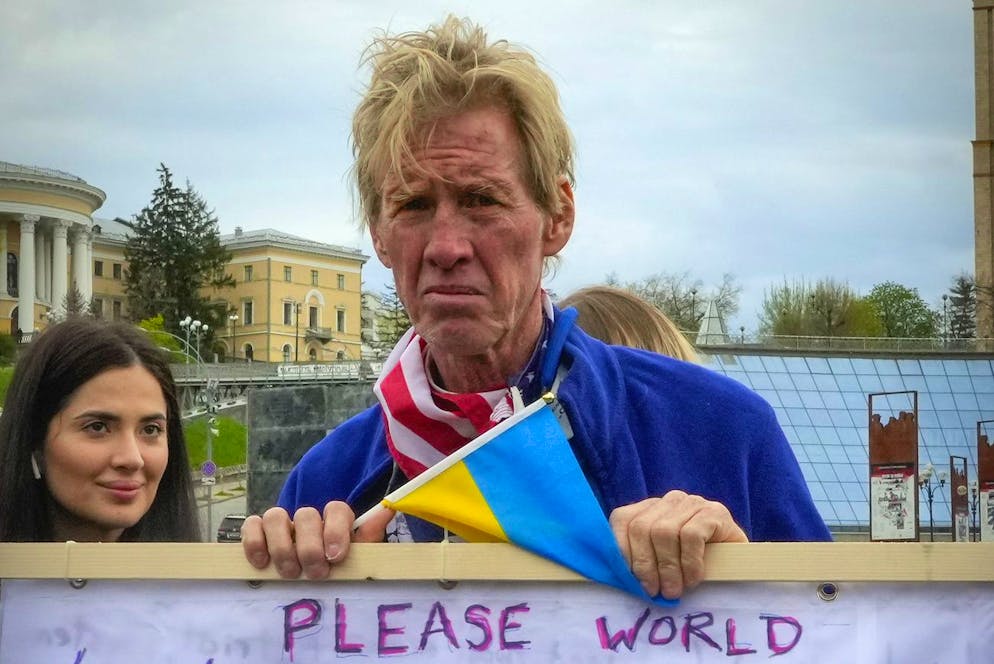 Ryan Wesley Routh mentre partecipa a una manifestazione nel centro di Kiev, Ucraina, sabato 30 aprile 2022. 