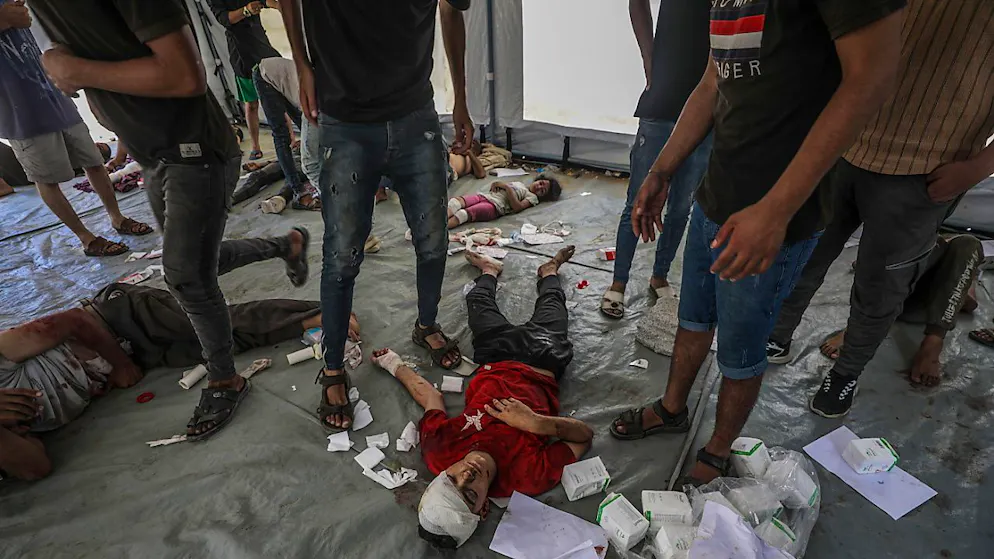 Couvertes de draps blancs ensanglantés, plusieurs victimes, dont un enfant, ont été transportées à l'hôpital al-Awda de Nousseirat, selon des images de l'AFPTV.