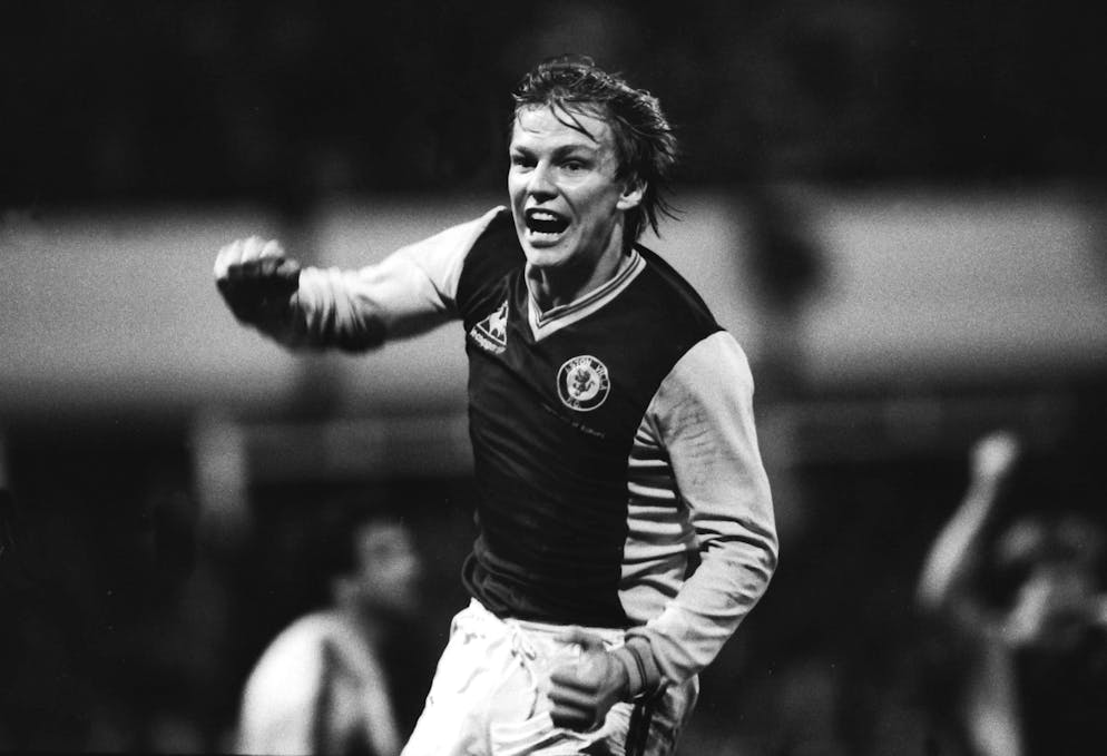 Gary Shaw - Aston Villa, célèbre le but à Villa Park. 26/01/1983