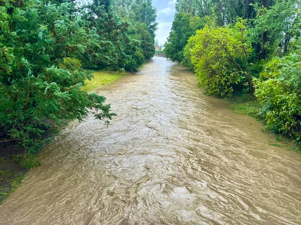 Floods in Vienna. South of Vienna, the waters have also filled up incredibly. According to a local resident, the Liesingbach is usually around 20 to 30 centimetres deep.
