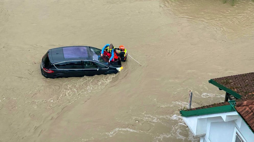 Menschen werden in Melk in Österreich von der Feuerwehr und einem Feuerwehrtaucher gerettet. (15. September 2024)
