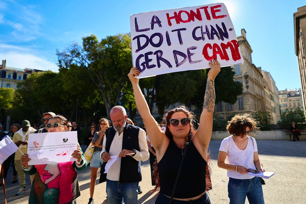 Une manifestante tient une pancarte «La honte doit changer de camp» lors d'une manifestation de soutien à Gisele Pelicot à Marseille, le 14 septembre 2024.