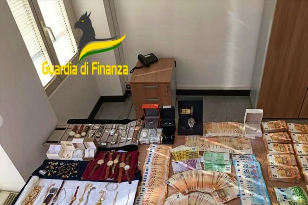 Parte della valuta e degli orologi sequestrati