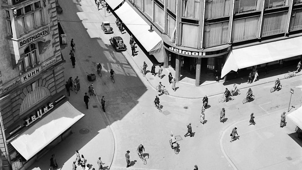 Das Jelmoli-Warenhaus in Zürich machte das Feilschen überflüssig - Gallery. Jelmoli machte erstmals das Feilschen überflüssig, weil das Warenhaus fixe Preise anbot. Dieses Bild stammt aus dem Jahr 1940. (Archivbild)