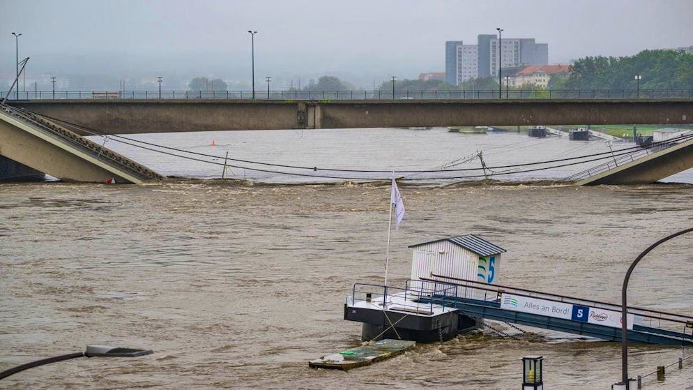 The flooding Elbe flows along the partially collapsed Carola Bridge. (September 16, 2024)