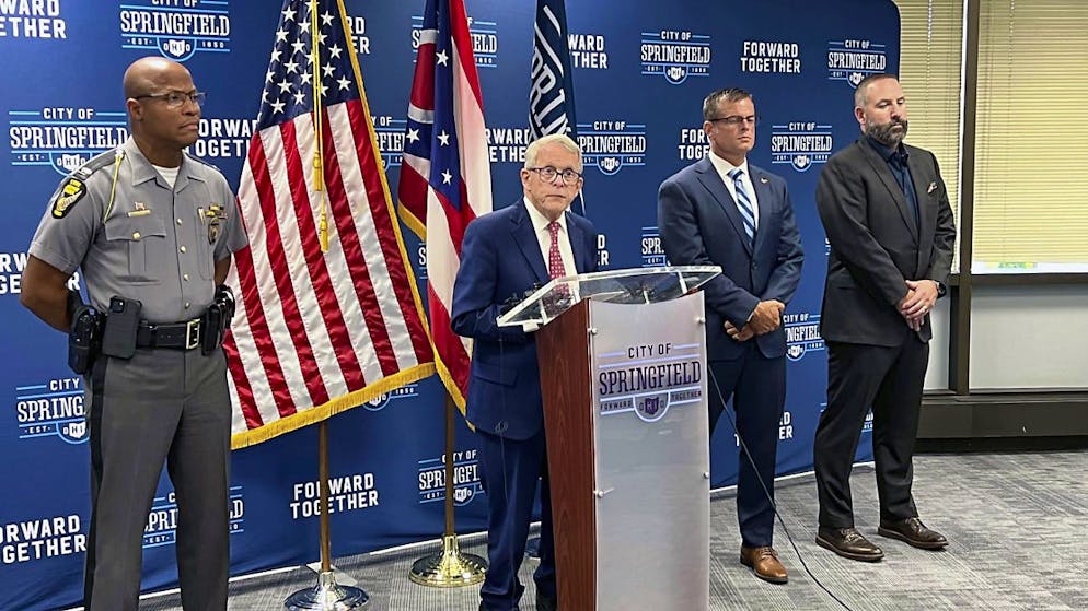 Il governato dell'Ohio Mike DeWine durante una conferenza stampa