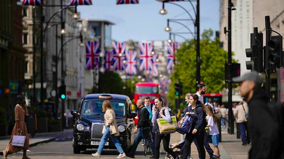 ARCHIVE - People walk through the Oxford Street shopping area in London on Wednesday. Photo: Matt Dunham/AP/dpa