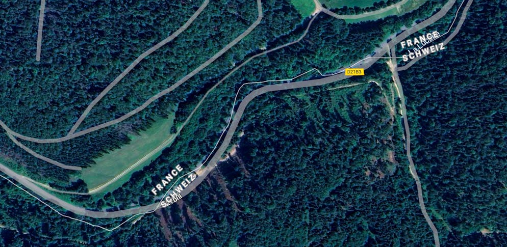 Zwischen Kleinlützel und dem Lac de Lucelle: Die Lützel geht fremd und kreuzt zusammen mit der Strasse die Grenze nach Frankreich.