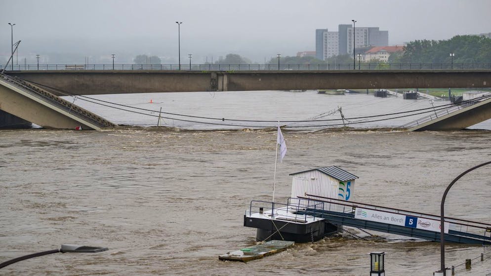 Die Hochwasser führende Elbe fliesst an der teilweise eingestürzten Carolabrücke entlang. (16. September 2024)