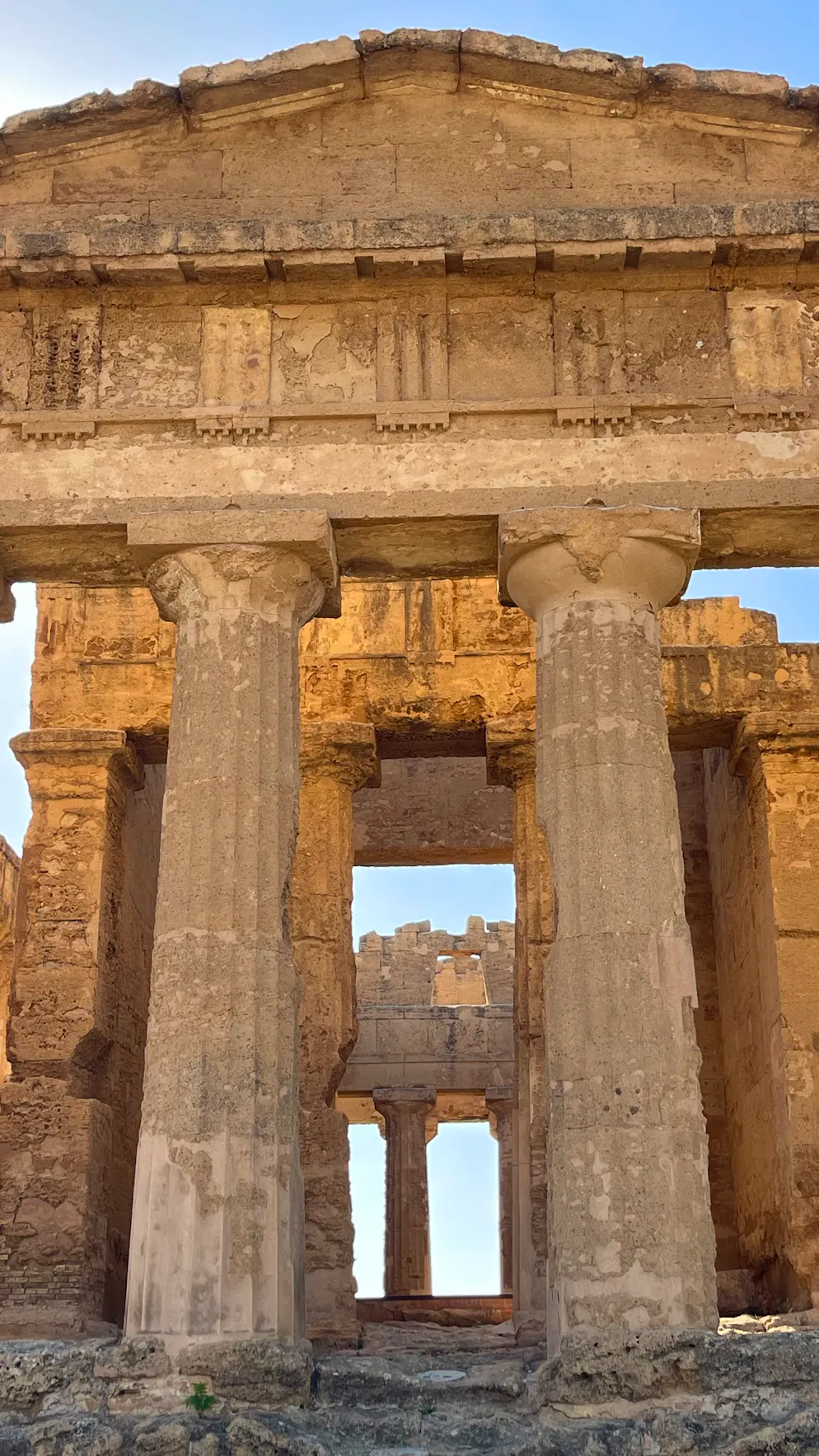 Reisebericht Südsizilien: Ausflugsziele. Der Concordia-Tempel, der etwa um 450 vor Christus errichtet wurde, zählt zu den besterhaltenen dorischen Tempel der griechischen Antike.