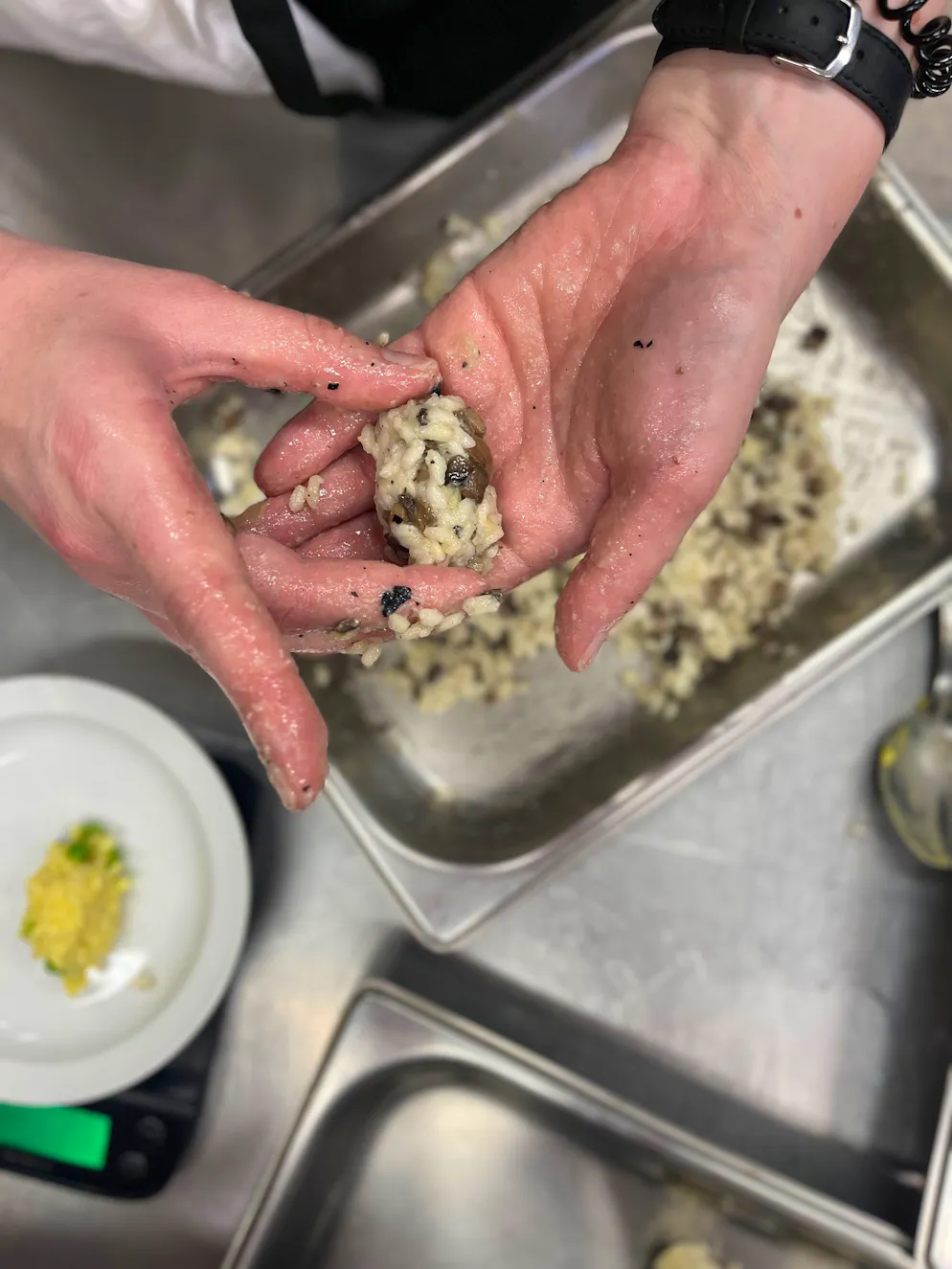 Reisebericht Südsizilien: Agriturismo Mandranova. Bei einem Kochkurs lernen die Gäste, wie man die für Sizilien typischen Arancini macht.