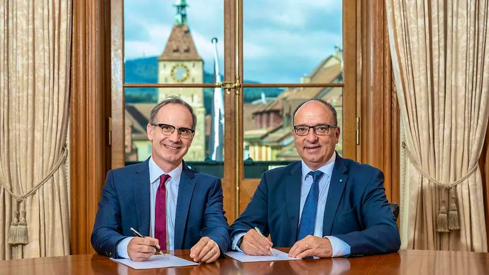 Photo opportunity for signing in the Aargau government building: Markus Dieth (right) and Patrick Gosteli, President of the Municipal Councils, sign the declaration of intent for the "Digital Administration Aargau".
