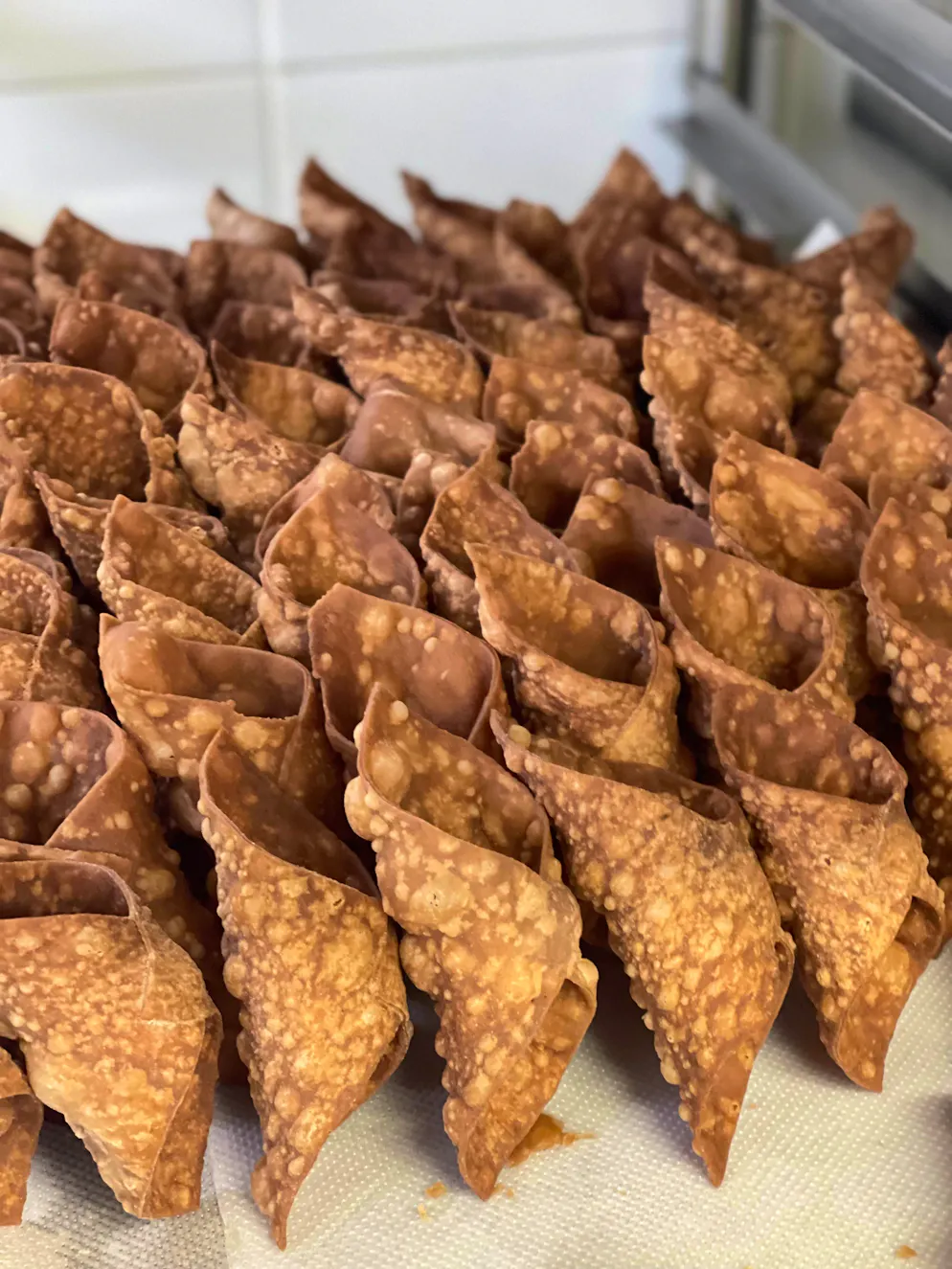 Reisebericht Südsizilien: Agriturismo Mandranova. Der Teig für die Cannoli wird im Öl frittiert …