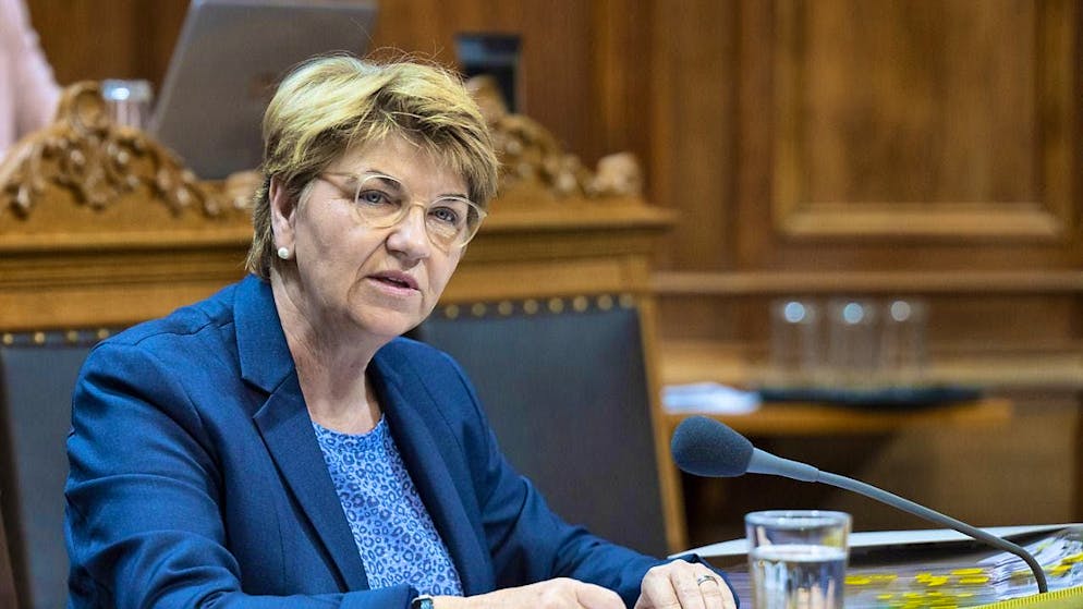 Defense Minister Viola Amherd has received a critical letter from parliament's financial supervisory authority.